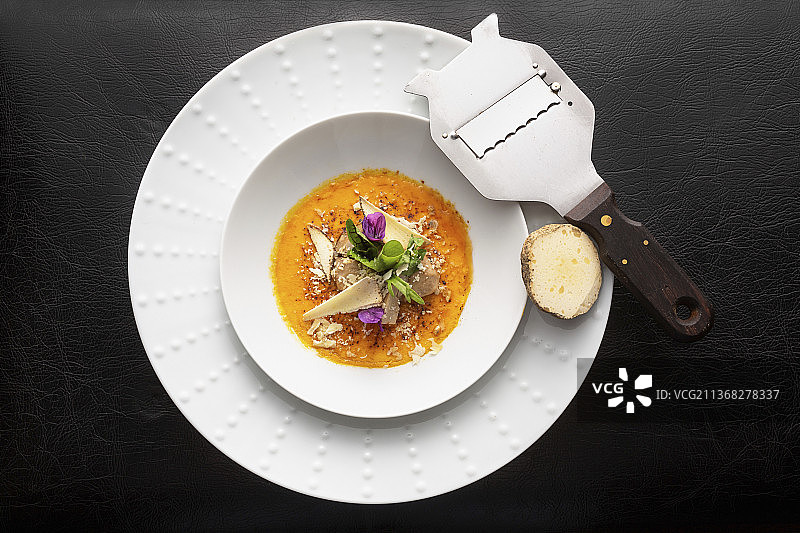 腌波奇尼菇和贝尔珀奶酪胡萝卜焦糖布丁图片素材