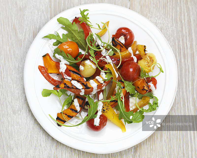 烤辣椒、番茄和芝麻菜沙拉图片素材