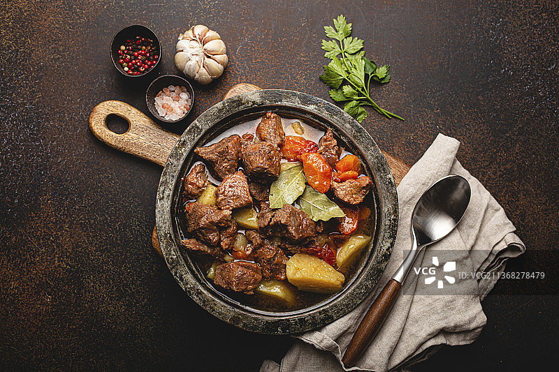 美味牛肉炖菜，配土豆、胡萝卜和肉汁图片素材