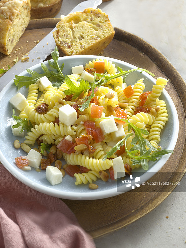番茄芝麻菜马苏里拉意面沙拉图片素材