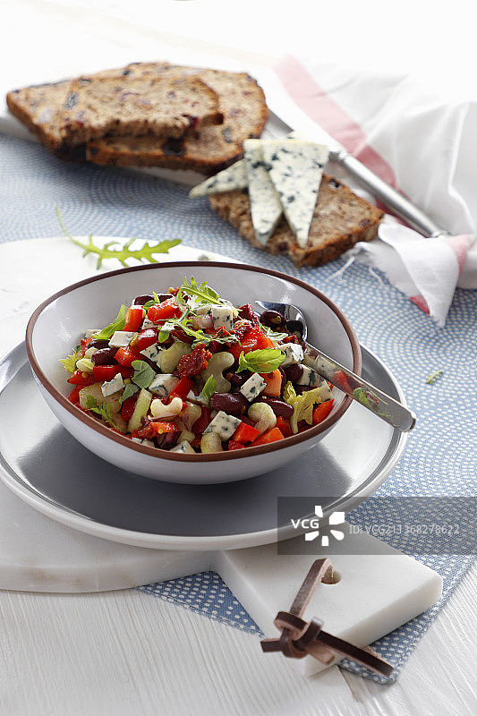 蓝纹奶酪红腰豆甜椒番茄干沙拉图片素材