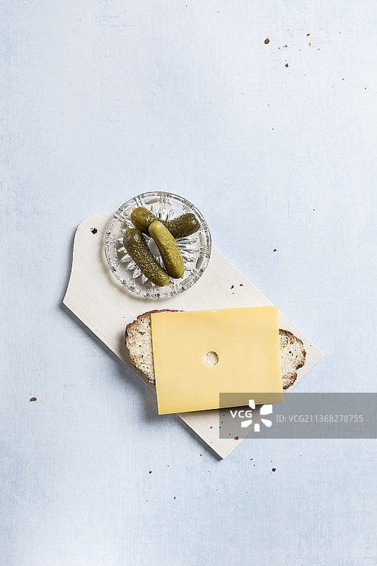 灰色面包配芝士片和腌菜图片素材