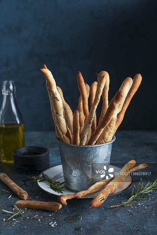 迷迭香、橄榄油和海盐面包棒图片素材