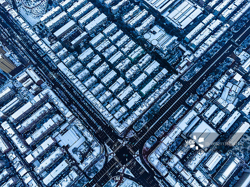 俯瞰冰雪覆盖的城市街道图片素材