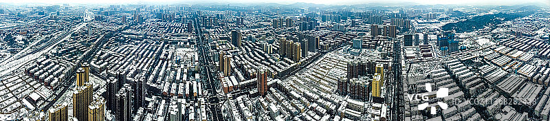 航拍冰雪覆盖的城市全景图片素材