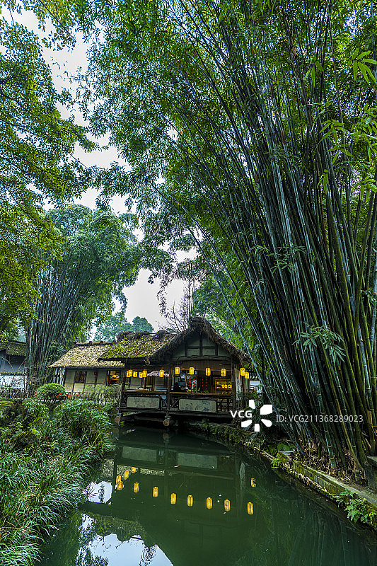杜甫草堂 旅游 绿树 水岸 竹林 湖泊 荷塘 石桥 草地 灯笼 古建筑 茅屋 茶楼 客栈 木桥 红墙图片素材
