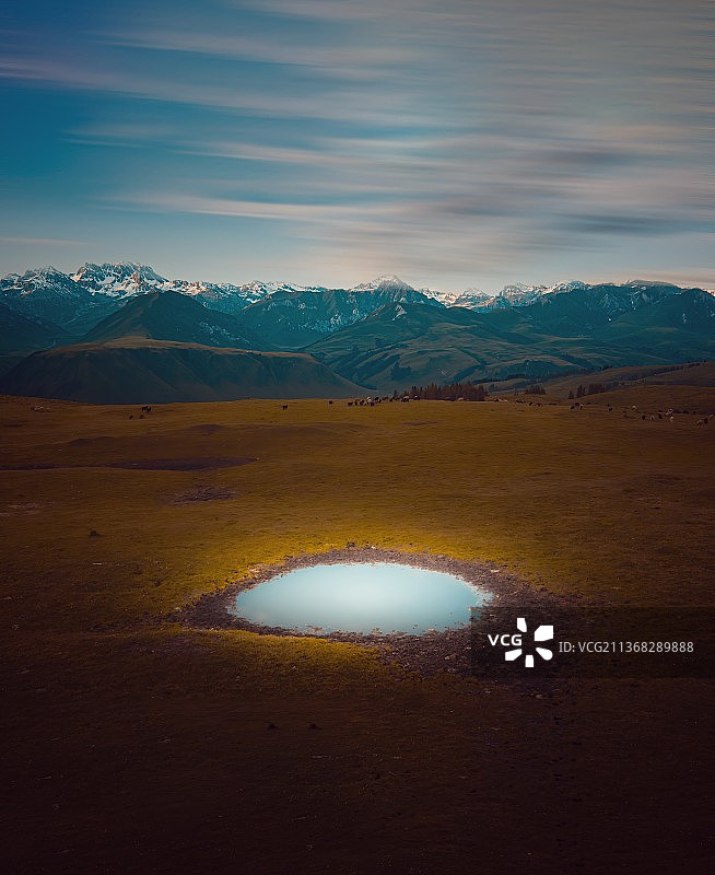 唐布拉草原的仙女湖日落图片素材