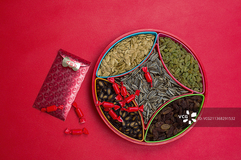 节日的红包和糖果果盘图片素材