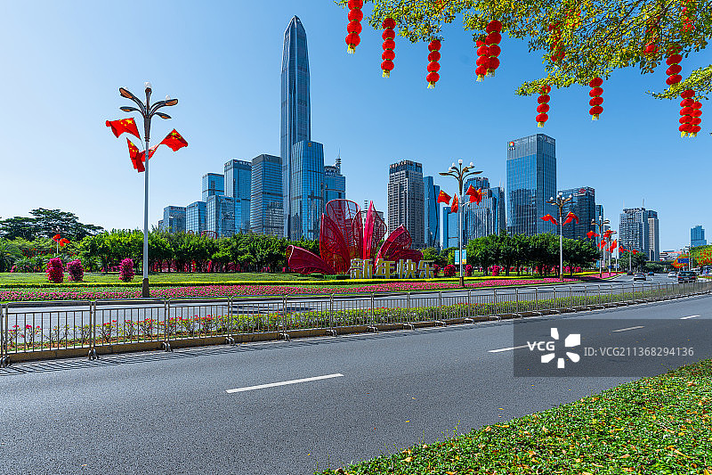 2022年新春佳节，深圳市市民中心，深南大道两旁挂满了红旗和红灯笼图片素材