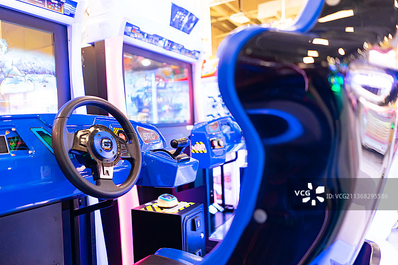 中国商场电玩城里的大型游戏机赛车设备图片素材