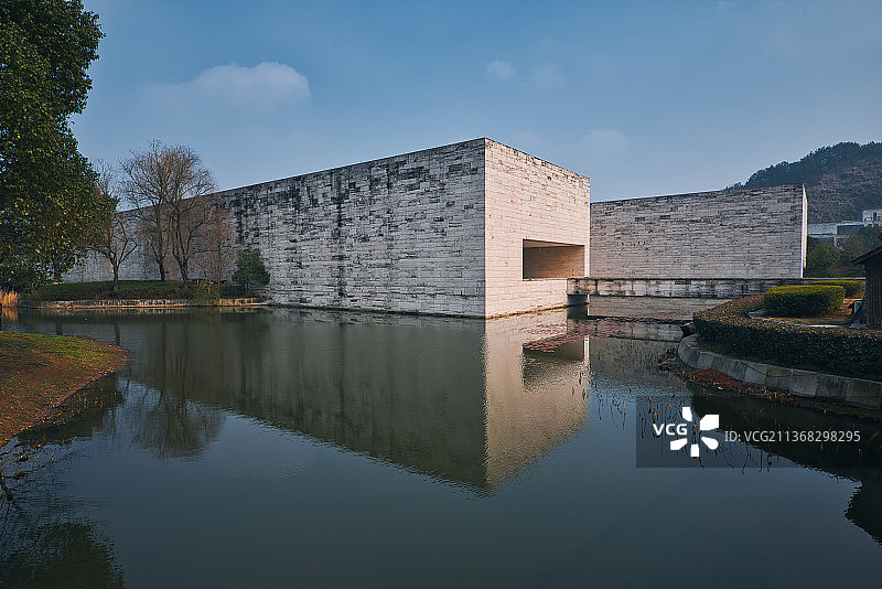 良渚博物馆，水面倒映着这座方形的花岗岩石堆就的博物馆图片素材