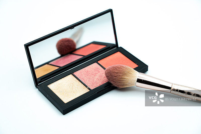 化妆品调色盘和刷子，白色背景特写图片素材