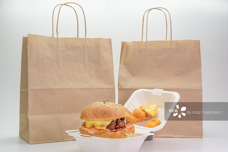 白色背景上的纸袋和汉堡盒图片素材