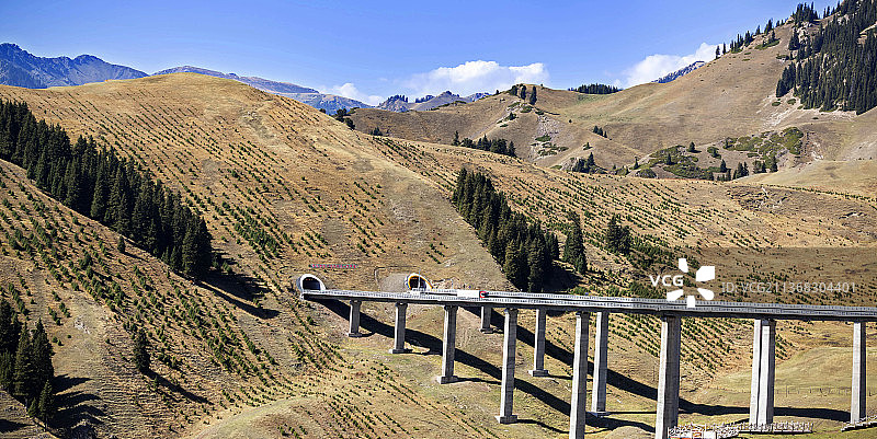 穿越天山（果子沟公路）图片素材