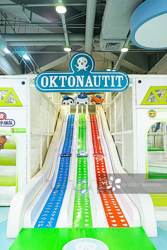 中国运动健身公园里的儿童游乐场，色彩鲜艳的大型儿童组合滑梯图片素材