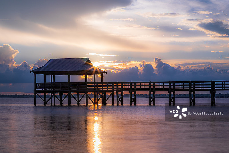 日落时分，码头在天空下的海面轮廓，美国密西西比州帕斯克里斯琴图片素材