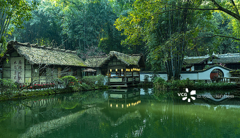 杜甫草堂 旅游 绿树 水岸 竹林 湖泊 荷塘 石桥 草地 灯笼 古建筑 茅屋 茶楼 客栈 木桥 红墙图片素材