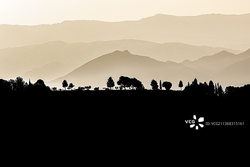 格拉纳达山脉日落时分的剪影图片素材