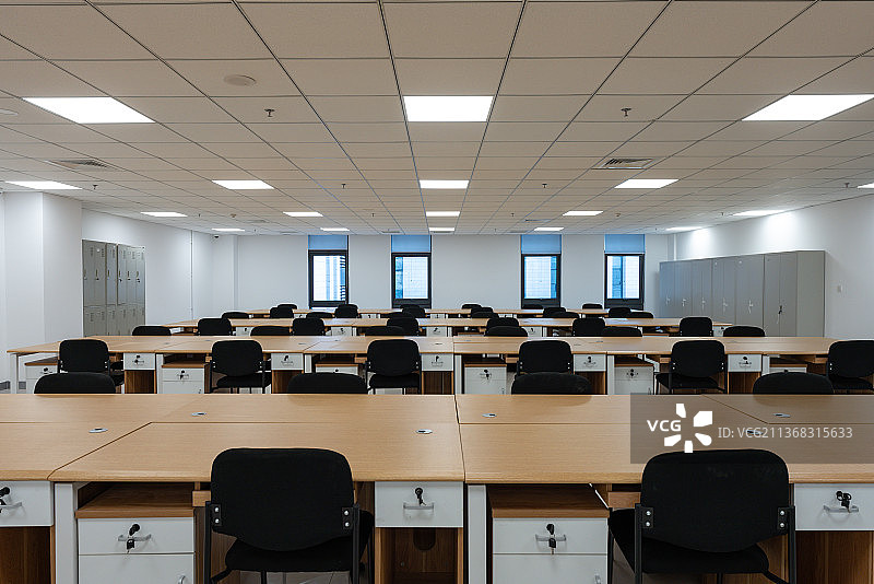 宽敞明亮的写字楼办公区和崭新的办公桌椅工位图片素材