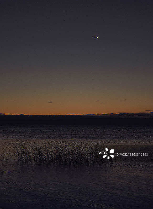 美国密歇根州格莱斯顿日落时分晴空下的大海景色图片素材