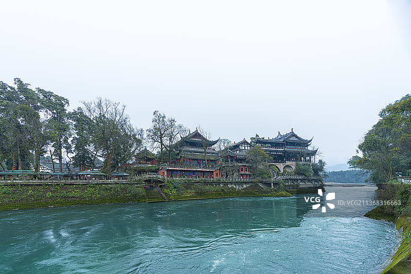 都江堰 廊桥 古建筑 远山 雾气 江水 古街 商业街 茶马古道 亭 二王庙 寺庙 香烛 古建屋顶 吊图片素材