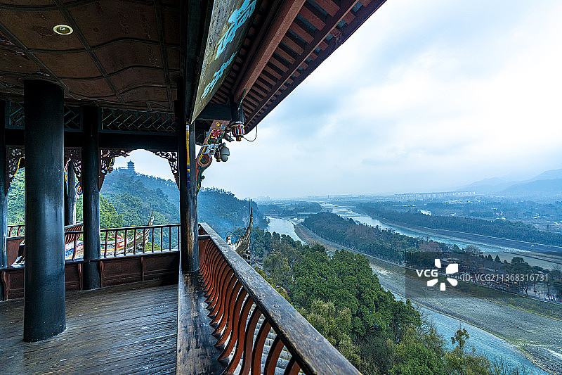 都江堰 廊桥 古建筑 远山 雾气 江水 古街 商业街 茶马古道 亭 二王庙 寺庙 香烛 古建屋顶 吊图片素材