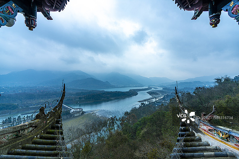都江堰 廊桥 古建筑 远山 雾气 江水 古街 商业街 茶马古道 亭 二王庙 寺庙 香烛 古建屋顶 吊图片素材