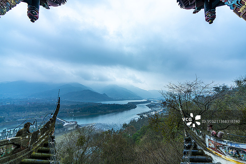 都江堰 廊桥 古建筑 远山 雾气 江水 古街 商业街 茶马古道 亭 二王庙 寺庙 香烛 古建屋顶 吊图片素材