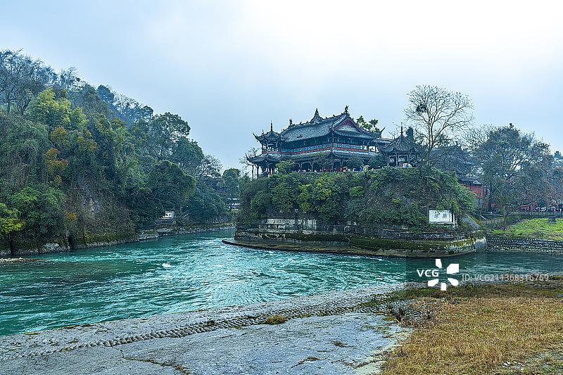 都江堰 廊桥 古建筑 远山 雾气 江水 古街 商业街 茶马古道 亭 二王庙 寺庙 香烛 古建屋顶 吊图片素材