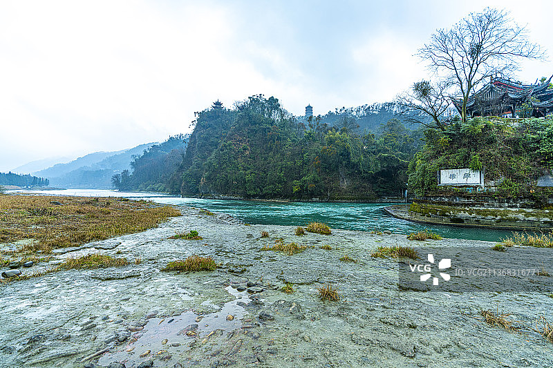 都江堰 廊桥 古建筑 远山 雾气 江水 古街 商业街 茶马古道 亭 二王庙 寺庙 香烛 古建屋顶 吊图片素材