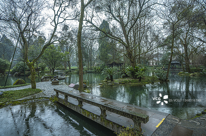 都江堰 廊桥 古建筑 远山 雾气 江水 古街 商业街 茶马古道 亭 二王庙 寺庙 香烛 古建屋顶 吊图片素材