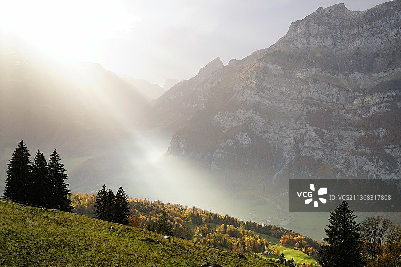 沙布齐格尔赫恩韦格，瑞士格拉鲁斯州恩嫩达的山脉风景图片素材