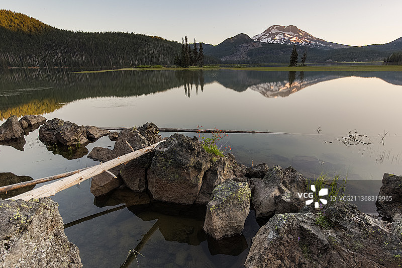 美国俄勒冈州斯帕克斯湖岩石风景图片素材