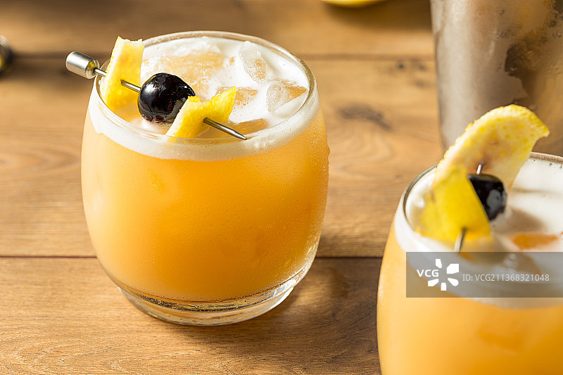 自制威士忌杏仁酸酒特写图片素材