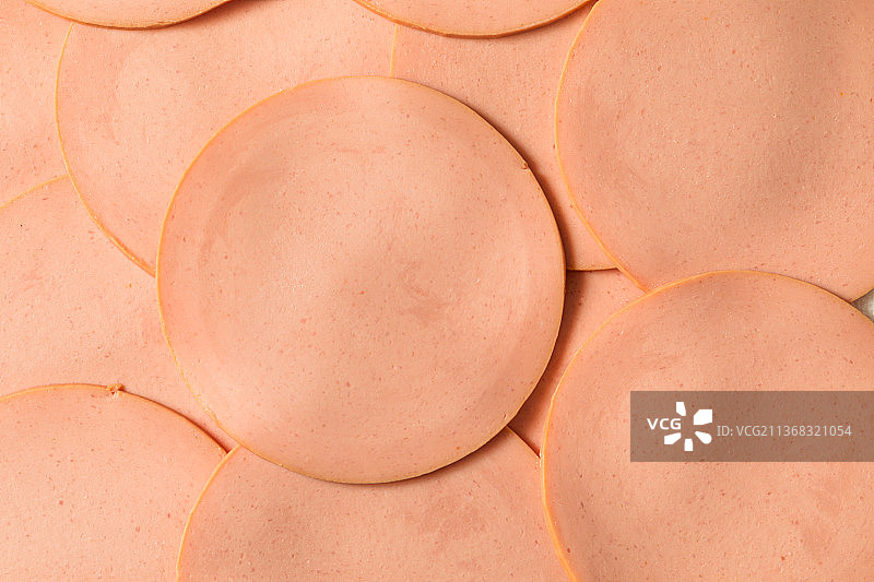 生猪肉博洛尼亚肉片，棕色鸡蛋的全画幅镜头图片素材