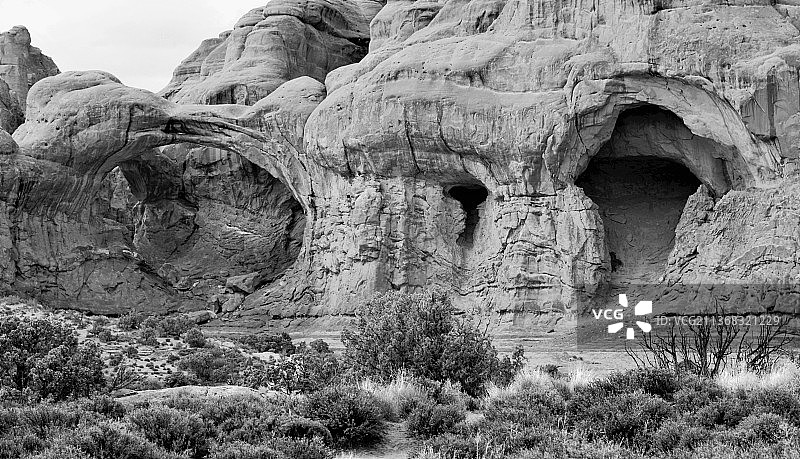 美国犹他州拱门国家公园双拱窗岩层景观图片素材