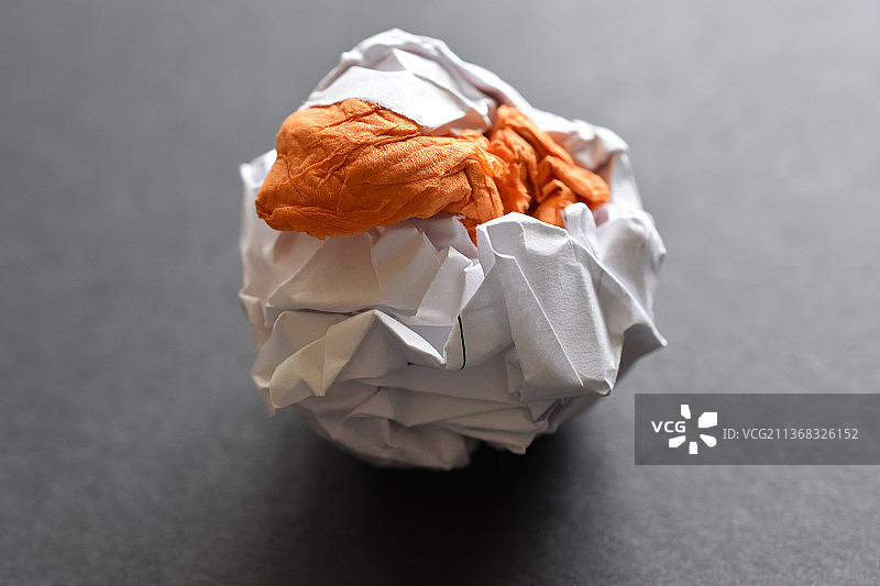 桌子上皱巴巴的纸特写图片素材