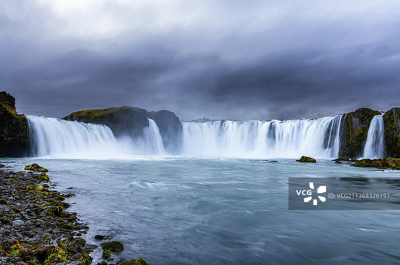 冰岛东北部地区的瀑布风光图片素材