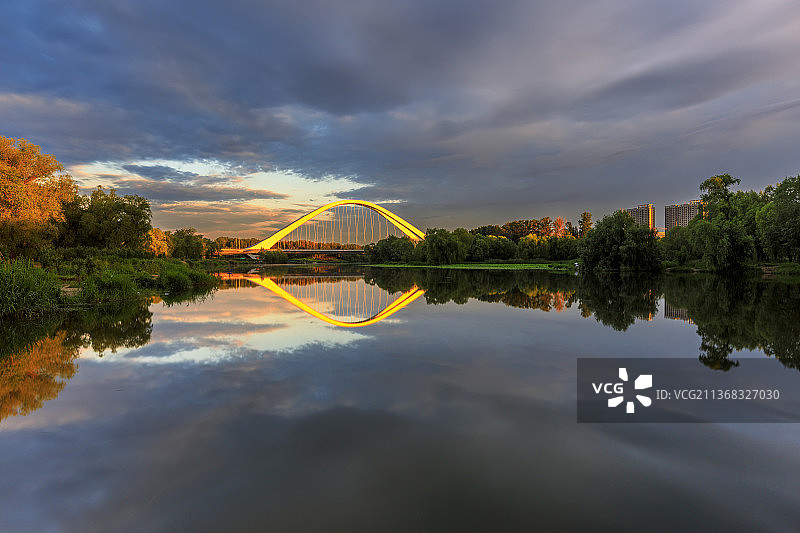 拱桥 清晨 乌云图片素材