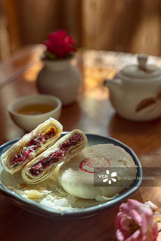 茶桌上的玫瑰鲜花饼图片素材