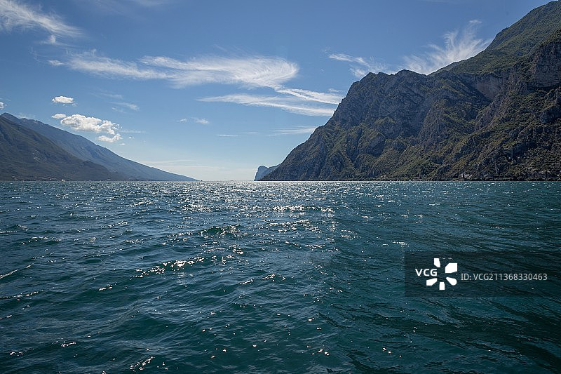 意大利特伦托里瓦德尔加尔达加尔达湖水面风光图片素材