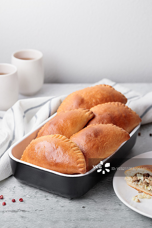 自制馅饼，餐盘美食特写图片素材