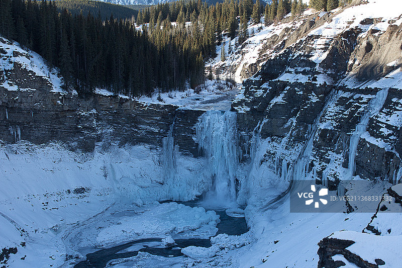 加拿大艾伯塔省清水县的拉姆瀑布雪山风景图片素材