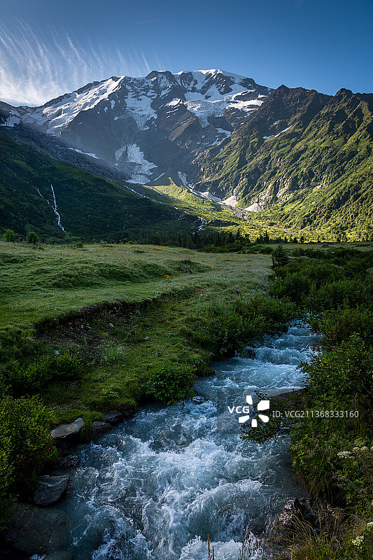 勃朗峰之旅：傍晚时分山间河流的壮丽景色图片素材