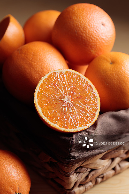 麻袋里的橙色水果特写图片素材