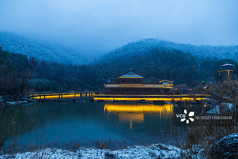 江苏苏州市穹窿山景区孙武文化园孙武居冬季雪景夜景风光图片素材