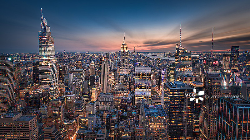 洛克菲勒大厦眺曼哈顿暮光夜景图片素材