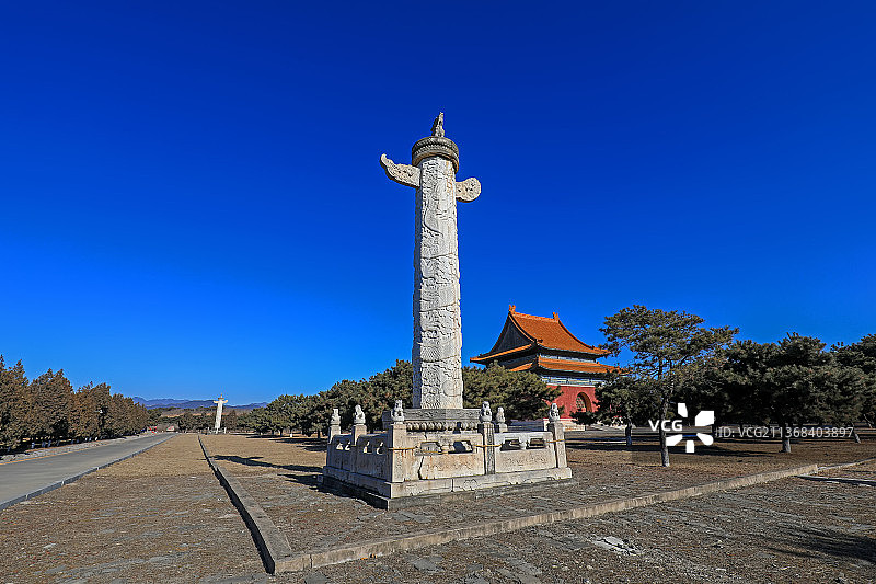 河北遵化清东陵大碑楼旁的华表图片素材