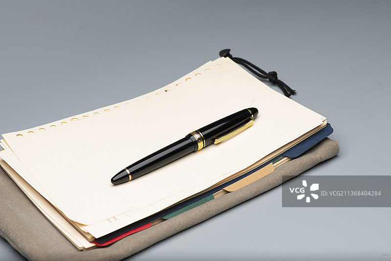 书写工具钢笔和纸张图片素材