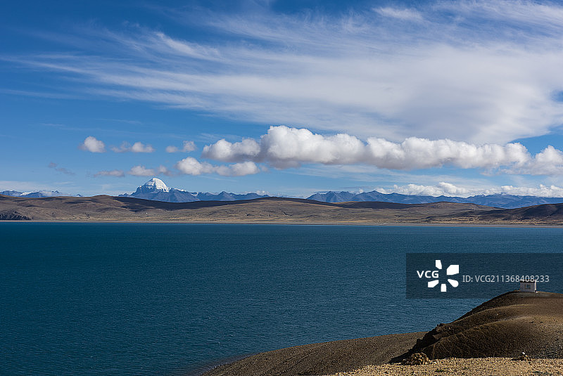 圣山岗仁波齐下的拉昂措图片素材